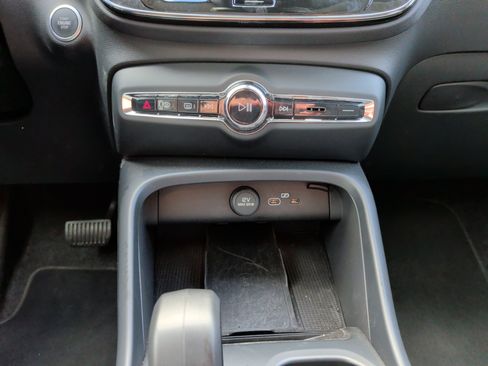 Used 2025 Volvo XC40 B5 Core image 29