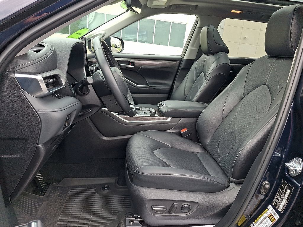 Used 2025 Toyota Highlander Platinum AWD/4WD image 15