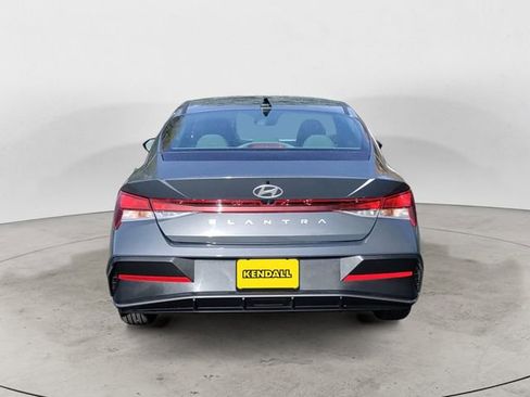 Used 2025 Hyundai Elantra SE image 4