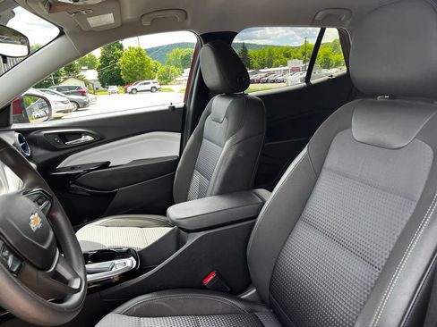 Used 2025 Chevrolet Trax LT FWD image 9