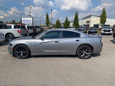Used 2017 Dodge Charger SE w/ Popular Equipment Group image 3