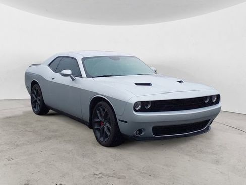 Used 2022 Dodge Challenger SXT w/ Plus Package image 7