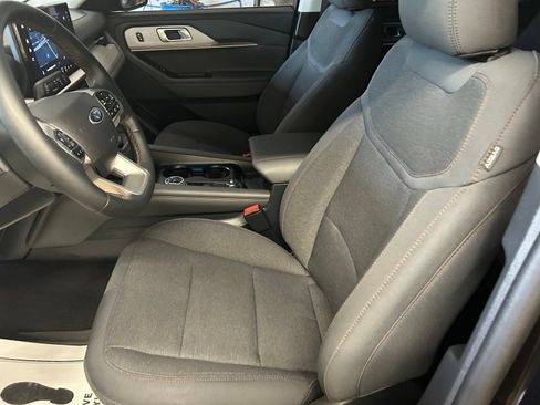 Used 2025 Ford Explorer Active AWD/4WD image 11