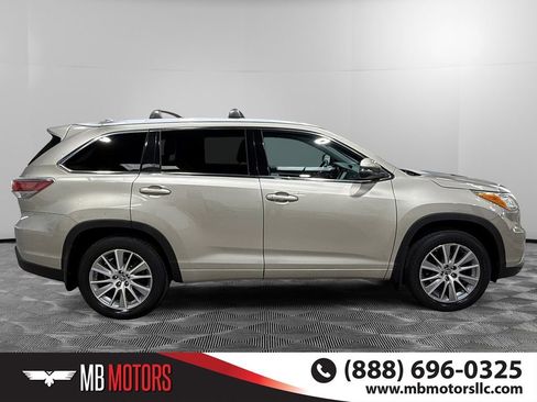 Used 2016 Toyota Highlander XLE image 2