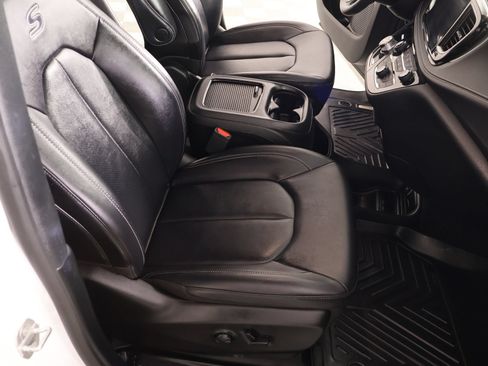 Used 2024 Chrysler Pacifica Touring-L w/ Uconnect Theater Family Group FWD image 15