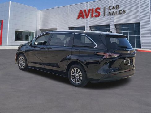 Used 2025 Toyota Sienna LE image 3