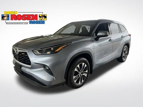 Used 2022 Toyota Highlander XLE AWD/4WD image 1