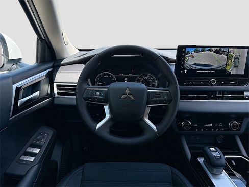 New 2025 Mitsubishi Outlander SE image 23