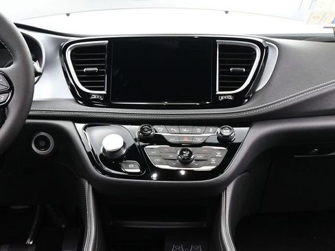 New 2025 Chrysler Pacifica Limited image 25