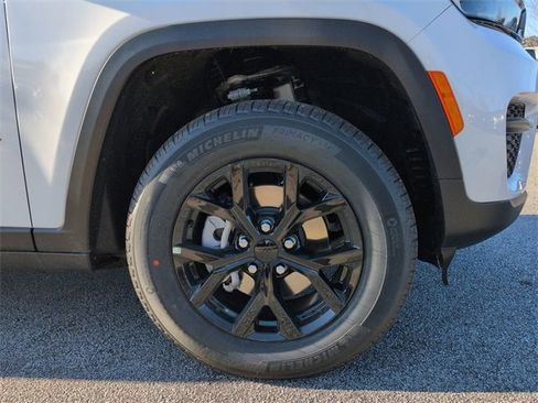 New 2025 Jeep Grand Cherokee Altitude image 10