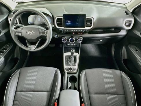 Used 2025 Hyundai Venue Limited FWD image 13