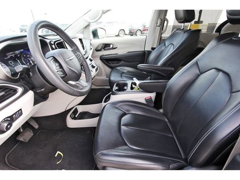 Used 2023 Chrysler Pacifica Touring-L image 6