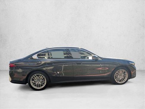 Used 2025 BMW 530i xDrive w/ Premium Package image 4