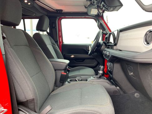 Used 2025 Jeep Wrangler Sahara image 35