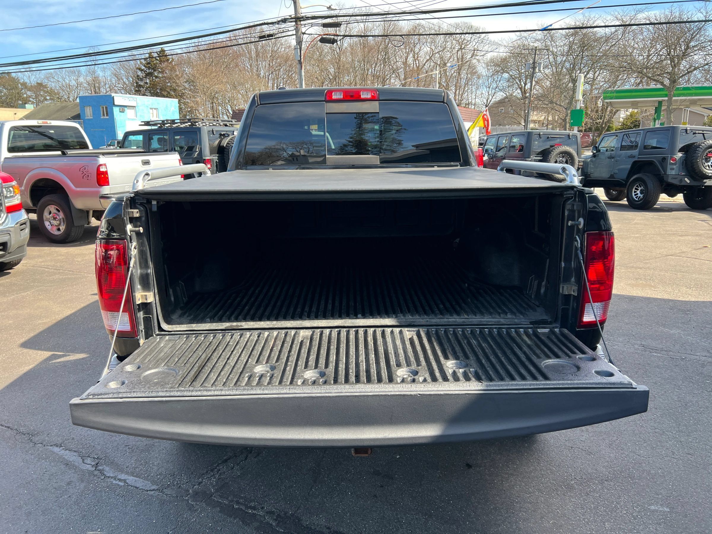 Used 2017 RAM 1500 Classic SLT AWD/4WD image 28