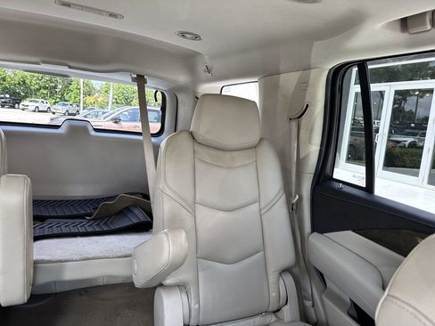 Used 2018 Cadillac Escalade Luxury AWD/4WD image 19