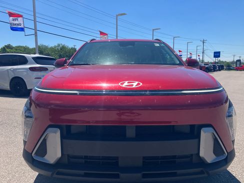 Used 2025 Hyundai Kona SEL FWD image 2