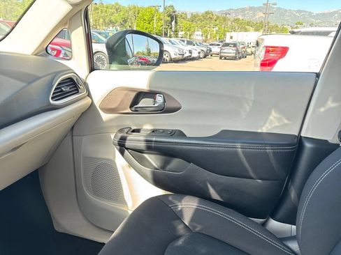 Used 2022 Chrysler Voyager LX FWD image 36