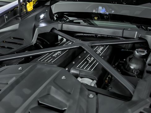 Used 2021 Lamborghini Huracan EVO RWD image 12