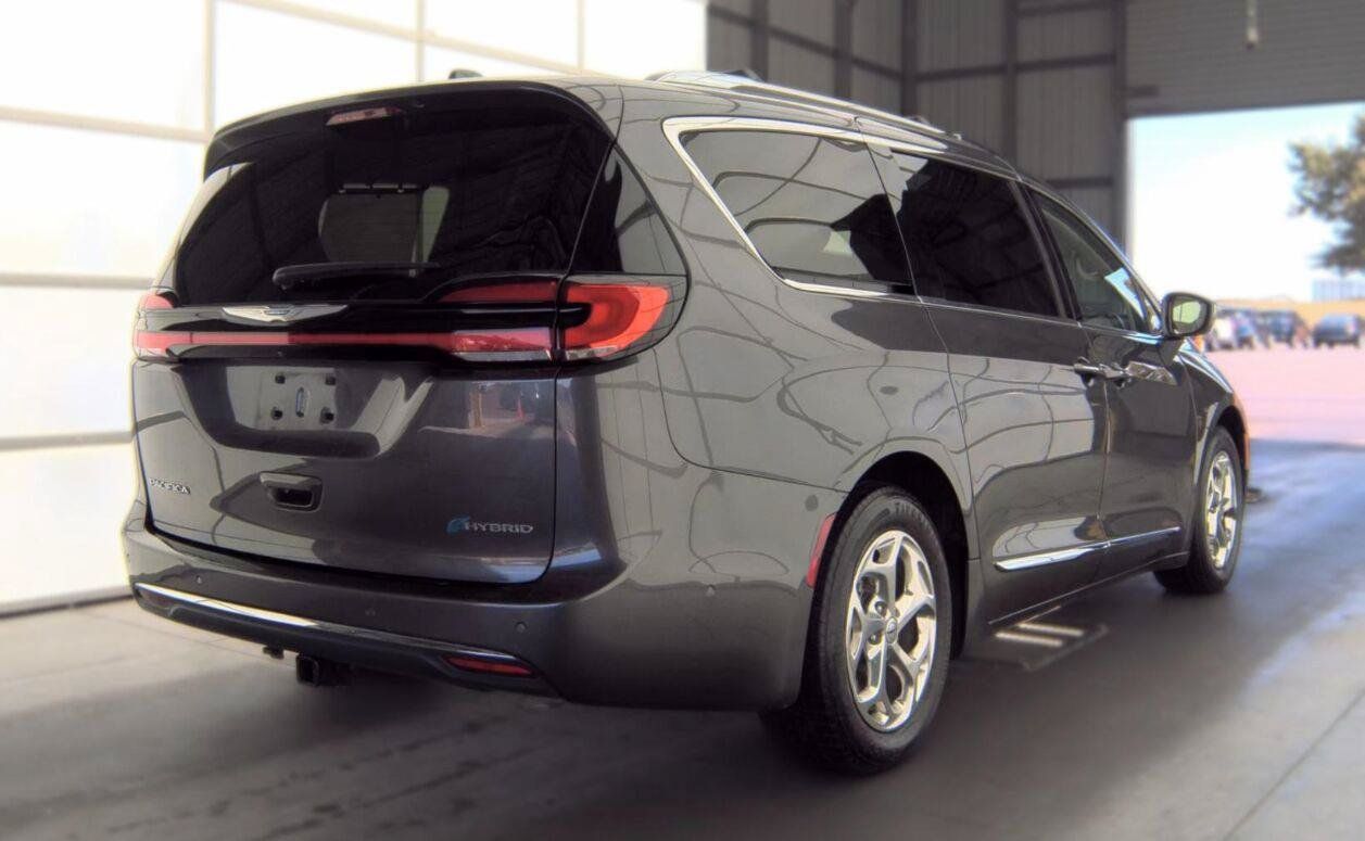 Used 2021 Chrysler Pacifica Limited w/ Uconnect Theater Family Group FWD image 2