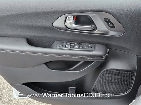 New 2026 Chrysler Pacifica Select image 28