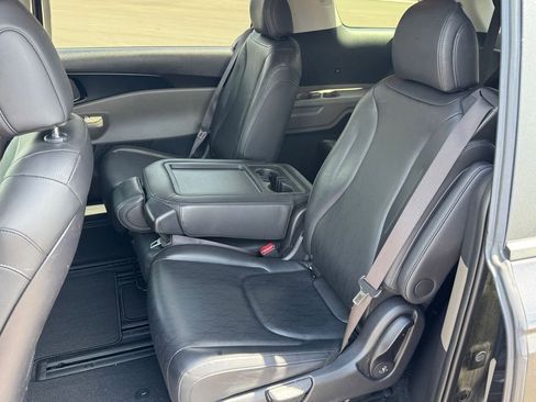 Used 2025 Kia Carnival FWD image 14
