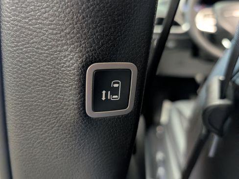 New 2027 Chrysler Pacifica Select AWD/4WD image 11
