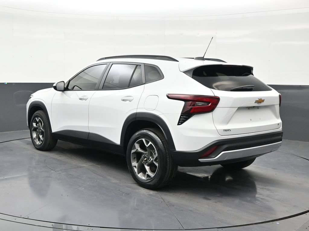 Used 2024 Chevrolet Trax LT w/ Driver Confidence Package FWD image 3