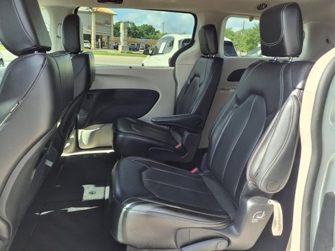 Used 2023 Chrysler Pacifica Touring-L FWD image 18