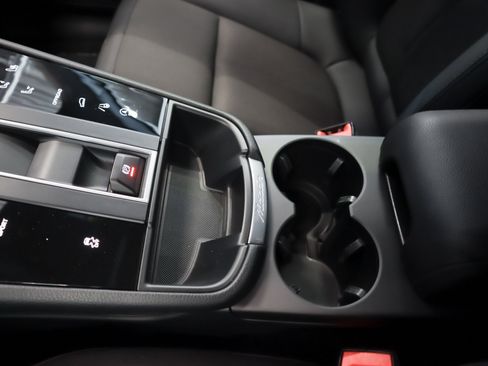 Certified 2025 Porsche Macan image 16