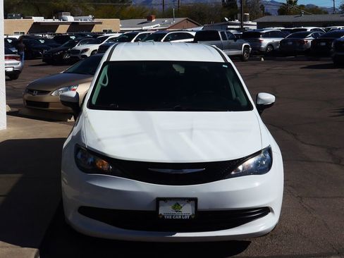 Used 2020 Chrysler Voyager L image 15