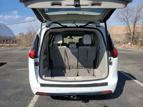 Used 2018 Chrysler Pacifica Touring-L Plus image 24