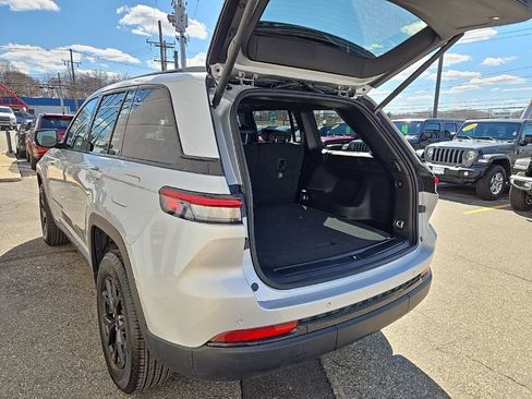 Certified 2025 Jeep Grand Cherokee Altitude image 11