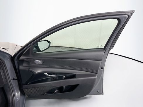 Used 2025 Hyundai Elantra Limited image 32
