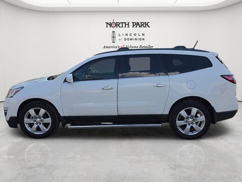 Used 2017 Chevrolet Traverse LT w/ Style and Technology Package FWD image 2