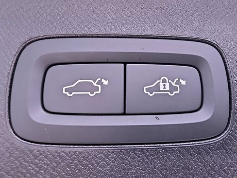 Certified 2025 Volvo XC90 B5 Core AWD/4WD image 22