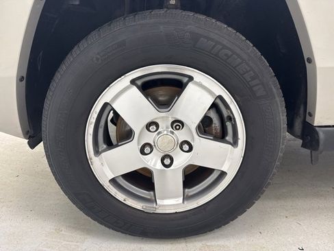 Used 2009 Jeep Commander Sport image 32