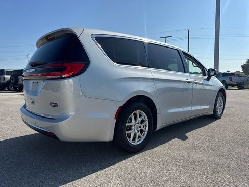 Used 2024 Chrysler Pacifica Touring-L FWD image 6
