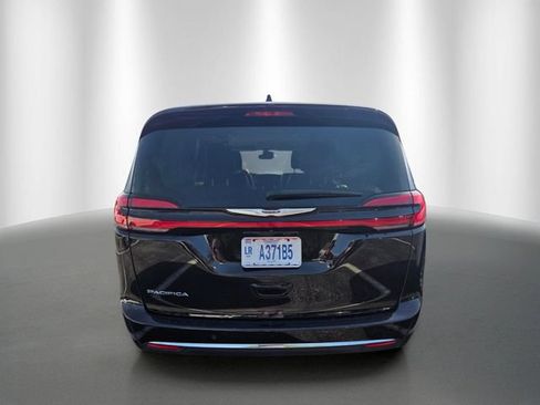 Used 2024 Chrysler Pacifica Touring-L FWD image 3