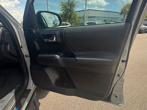 Used 2018 Toyota Tacoma TRD Off-Road AWD/4WD image 18