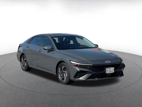 Used 2025 Hyundai Elantra Limited image 3