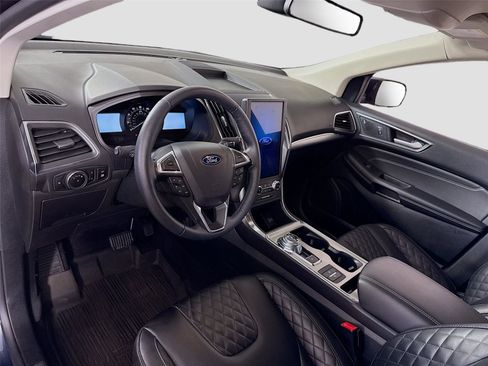 Used 2024 Ford Edge Titanium AWD/4WD image 3
