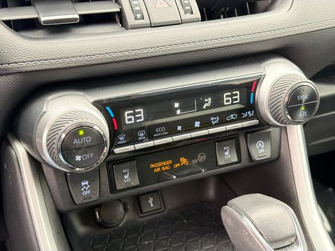 Used 2020 Toyota RAV4 XLE Premium image 31