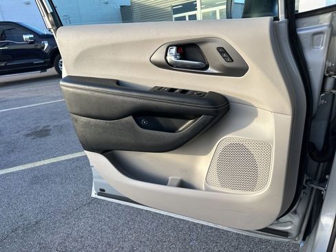 Used 2023 Chrysler Pacifica Touring-L image 24