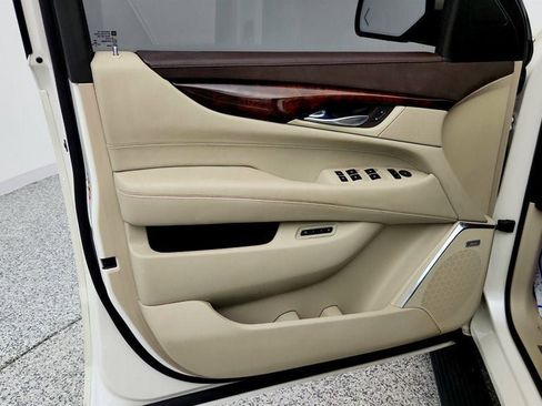 Used 2015 Cadillac Escalade Luxury AWD/4WD image 11