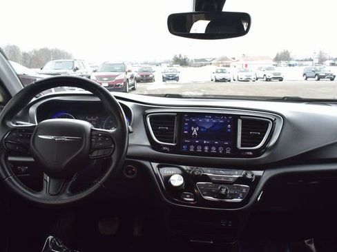 Used 2018 Chrysler Pacifica Touring-L w/ Premium Audio Group image 36