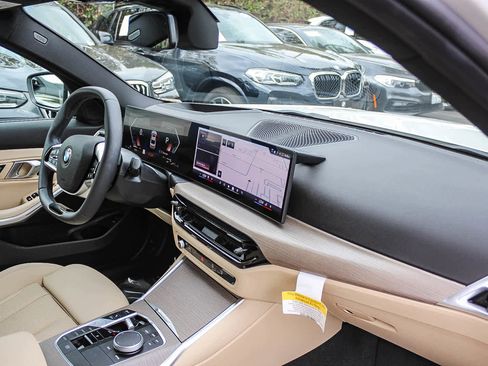 Used 2025 BMW 330i Sedan w/ Premium Package image 16