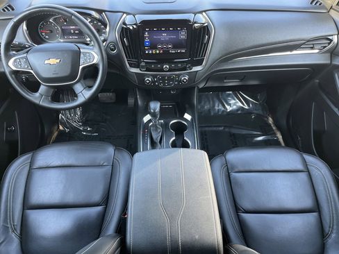 Used 2023 Chevrolet Traverse LT FWD image 2