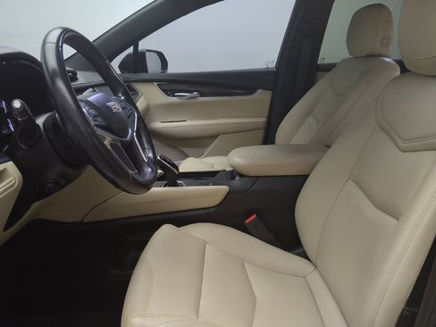 Used 2019 Cadillac XT5 FWD image 17
