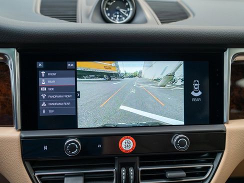 Used 2025 Porsche Macan image 18